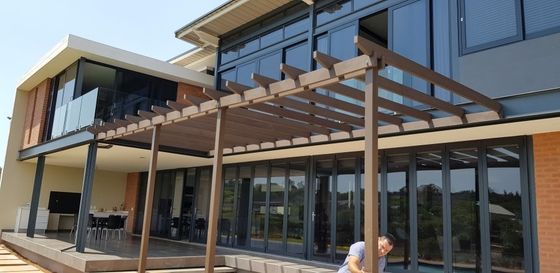 Odporność na promieniowanie UV Aluminiowa pergola WPC 3M Nowoczesna drewniana pergola odporna na wilgoć